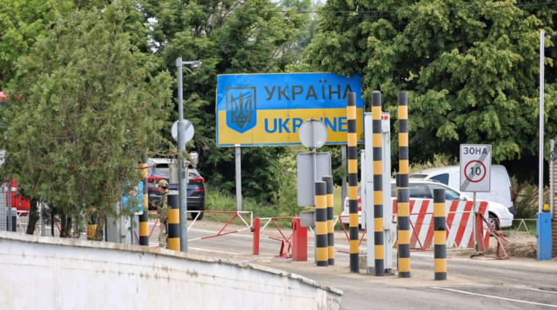 Чоловік намагався втекти з України з підробленими свідоцтвами про трьох дітей