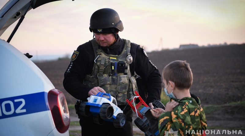 Щоб не загинути, ховалися від обстрілів за стіною хліва: з запорізького села евакуювали багатодітну родину, — ФОТО, ВІДЕО