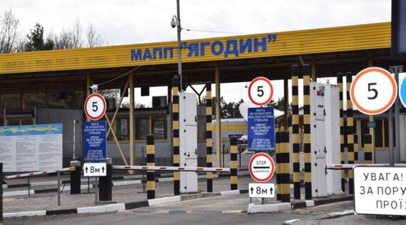 Перевізники масово уникають «єЧерги» на Ягодині: через блокаду обирають інші пункти пропуску