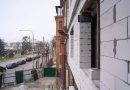Планують завершити наприкінці літа: як проходить відбудова зруйнованого обстрілом будинку на проспекті Соборному у Запоріжжі, — ВІДЕО