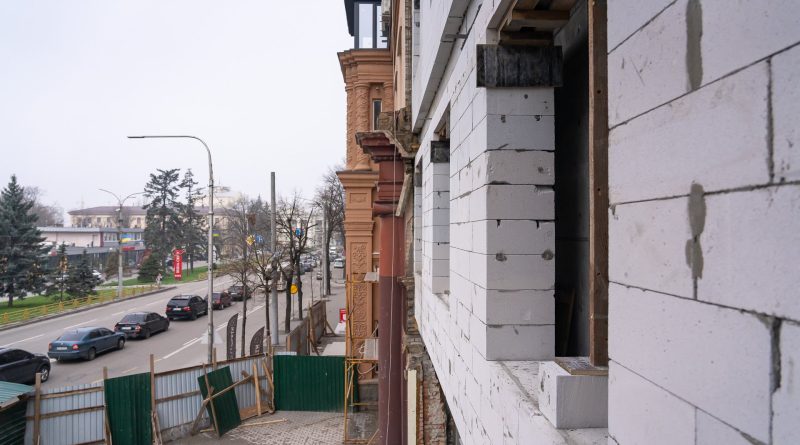Планують завершити наприкінці літа: як проходить відбудова зруйнованого обстрілом будинку на проспекті Соборному у Запоріжжі, — ВІДЕО