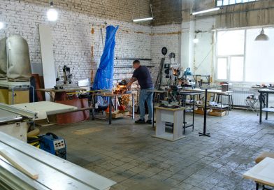 Повернувся з фронту і відновив виробництво меблів: у Запоріжжі ветеран Іван Горбенко отримав державний грант та розширив власну справу