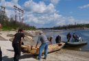 Семиметровий човен-довбанка, створений з поваленої тополі за історичними технологіями, пройшов перше випробування на воді в Запоріжжі 