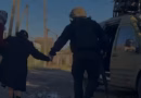 З селища під Запоріжжям евакуювали жінок, які п’ять днів йшли під дронами до безпечнішої території, — ВІДЕО
