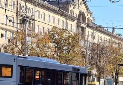 Ворог вдарив по зупинці у Запоріжжі: поранені люди, — ФОТО, ВІДЕО Ворог вдарив по зупинці у Запоріжжі: поранені люди, — ФОТО, ВІДЕО