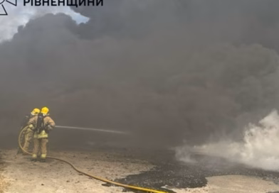 Рівненщина знову під ударом РФ: пошкоджено підприємство, людей евакуювали Рівненщина знову під ударом РФ: пошкоджено підприємство, людей евакуювали