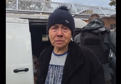 У будинок цілили кілька разів: з прифронтового Кушугума продовжують евакуйовувати мешканців, — ВІДЕО У будинок цілили кілька разів: з прифронтового Кушугума продовжують евакуйовувати мешканців, — ВІДЕО