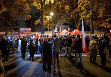 У Польщі натовп штурмує Конституційний трибунал У Польщі натовп штурмує Конституційний трибунал